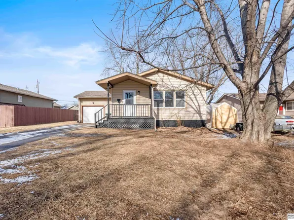 6614 Parkview Ln, Omaha, NE 68104