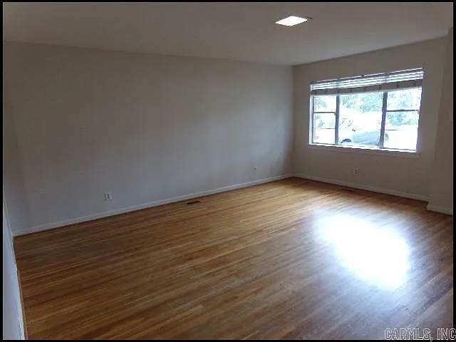 3 bed, 2.0 bath, 1966 sqft, $2,100 — Photo 3