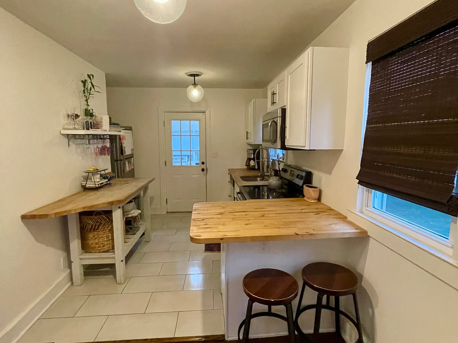 2 bed, 744 sqft, $2,200 — Photo 4