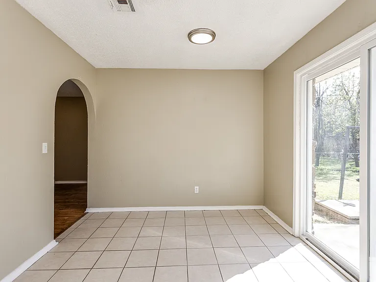 645 Lloyd Ave — Photo 10