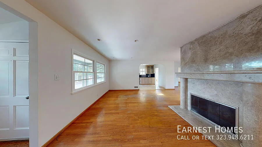 Spacious 3-Bedroom Northridge Home with an Oversized Backyard — Photo 2