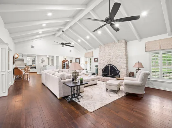822 Surrey Ln, Wallis, TX 77485