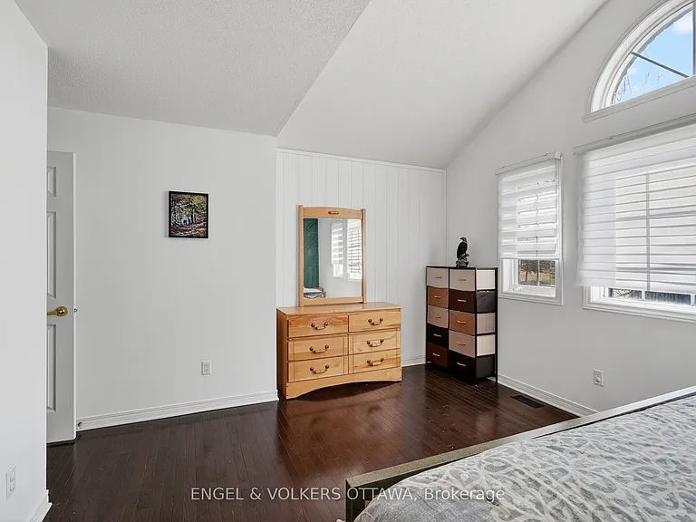 1033 Como Cres — Photo 14