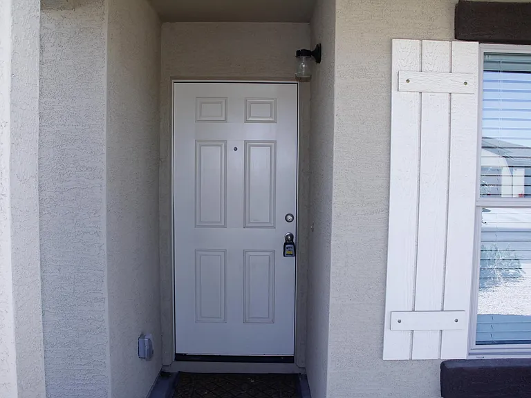 123 E Watson Pl — Photo 2