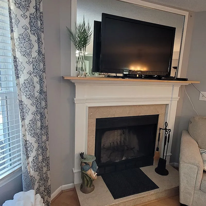 2 bed, 1.0 bath, 832 sqft, $2,400 — Photo 1