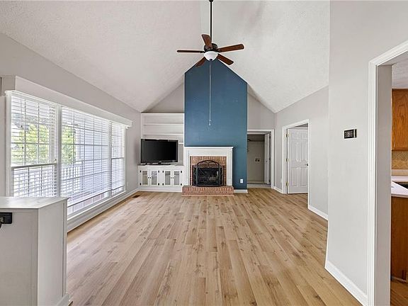 5th image of 347 Viola Dr
