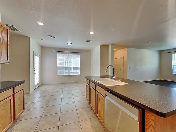 4th image of 821 Jamie Dr