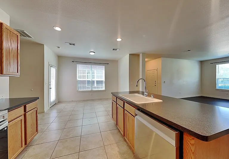 821 Jamie Dr — Photo 4