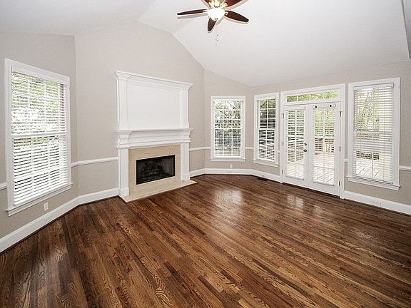 Keeping room w/ gas logs