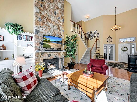 3rd image of 207 Hermit Thrush Rd