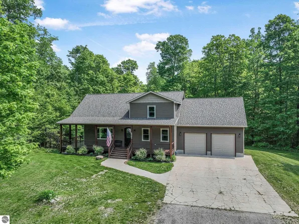 9725 Green Briar Rd, Lake Ann, MI 49650
