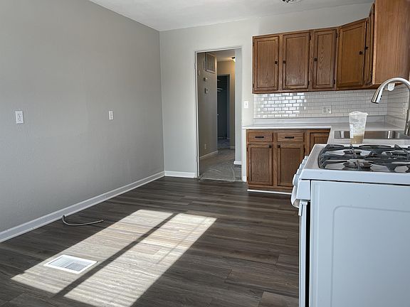5th image of 600 Sara St
