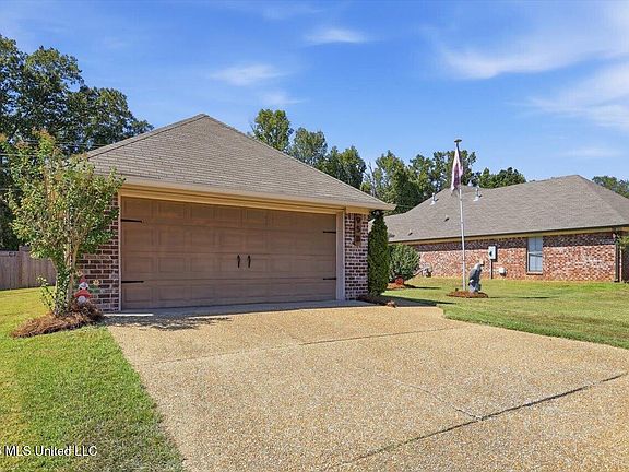3rd image of 958 Clubhouse Dr