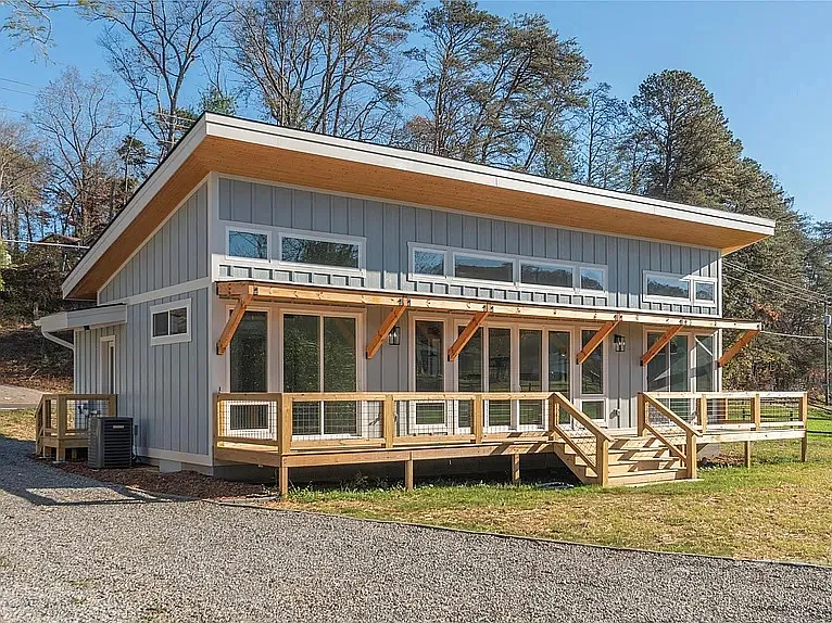 924 Riceville Rd — Photo 1