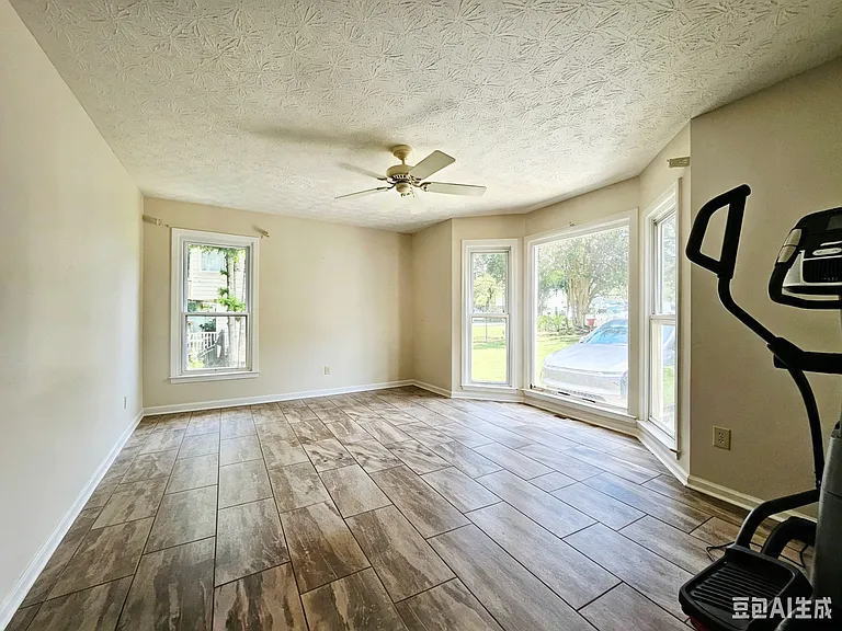 565 Clearwater Pl — Photo 2