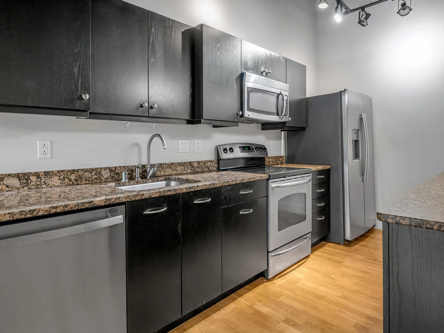 2 bed, 2.0 bath, 1068 sqft, $1,900 — Photo 3
