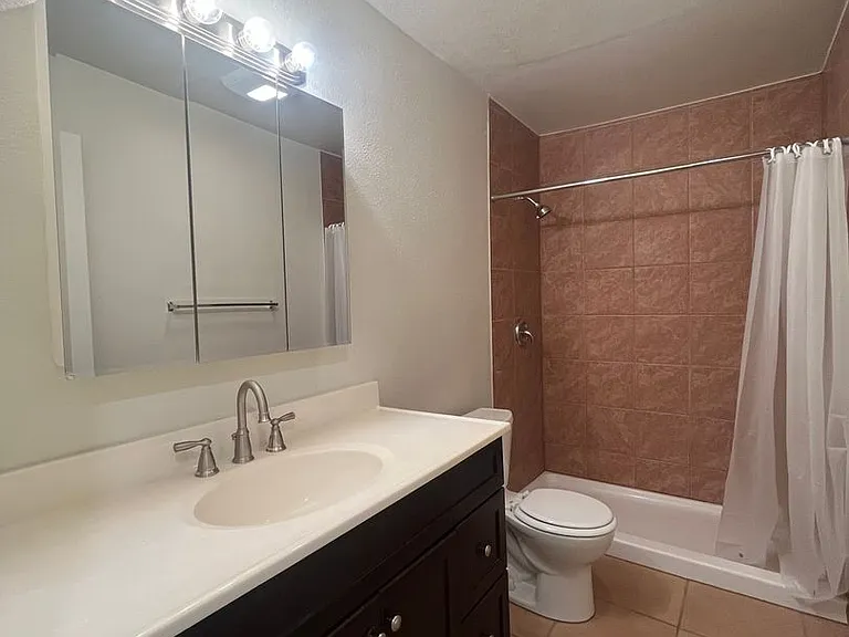 2555 W Steele Ln — Photo 10