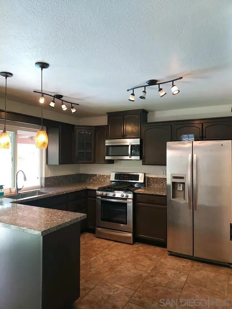 3 bed, 2.0 bath, 1150 sqft, $4,100 — Photo 2