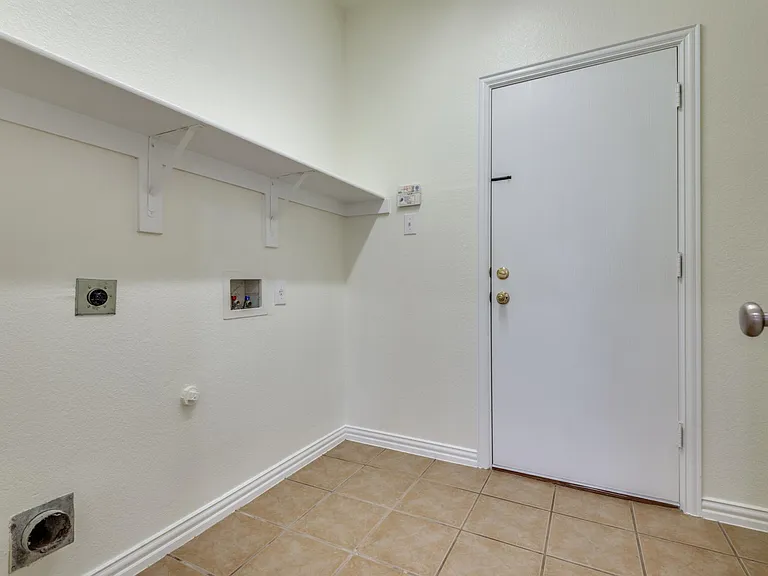 15924 Alvarado Dr — Photo 17