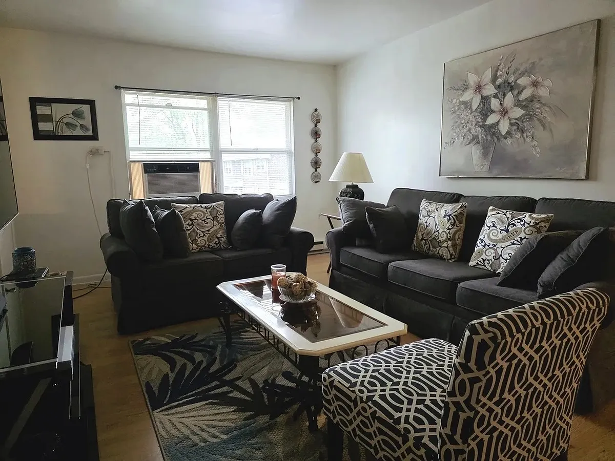 Building Photo - 14514 Cottage Grove Ave #2S