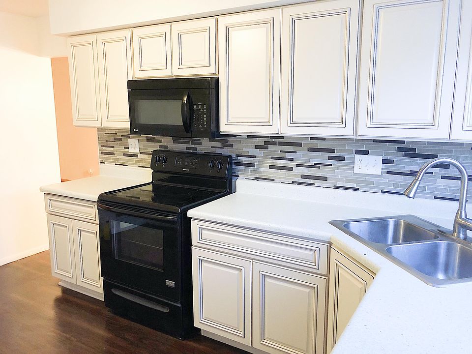 1st image of 9022 W Palmetto Ave