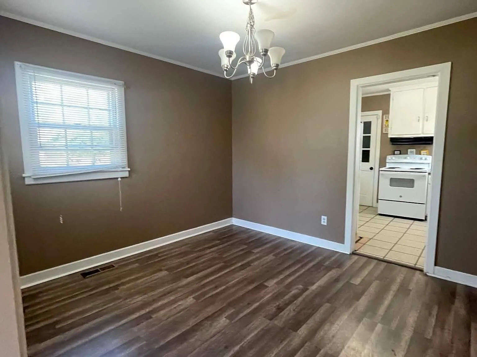 3 bed, 1.0 bath, 1242 sqft, $1,325 — Photo 4