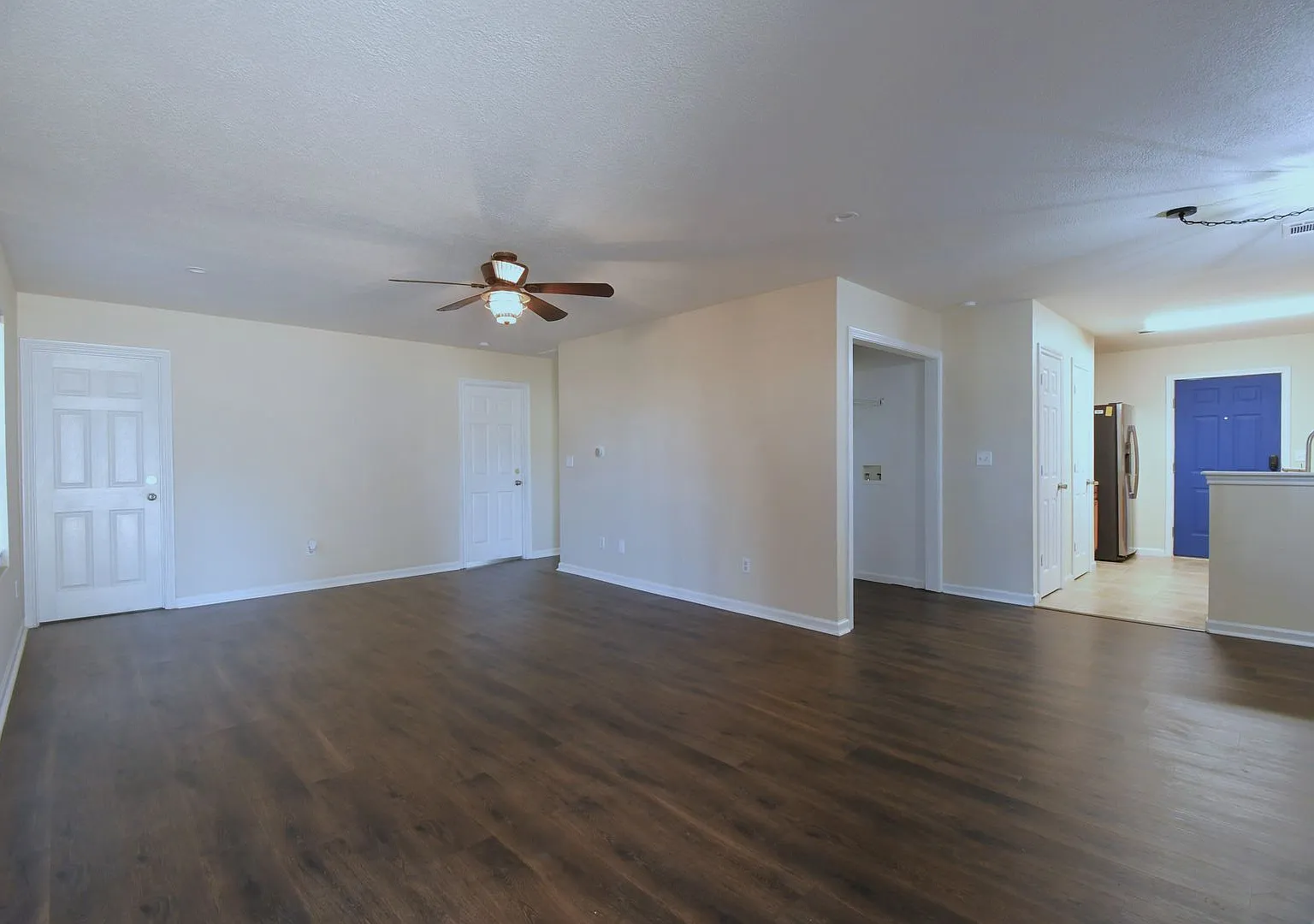 Charming 3-Bedroom Home in a Quiet Country Setting — Photo 4