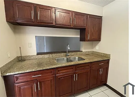 604 Holmes Blvd #A — Photo 2