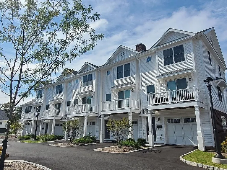 Colonial Village Apartments & Townhomes at Colonial Village — Photo 35
