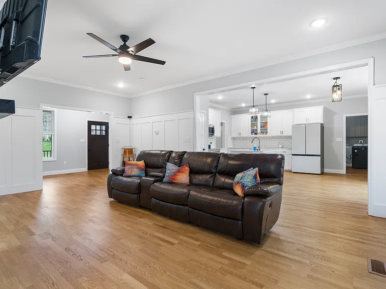 100 Riley Dr — Photo 3