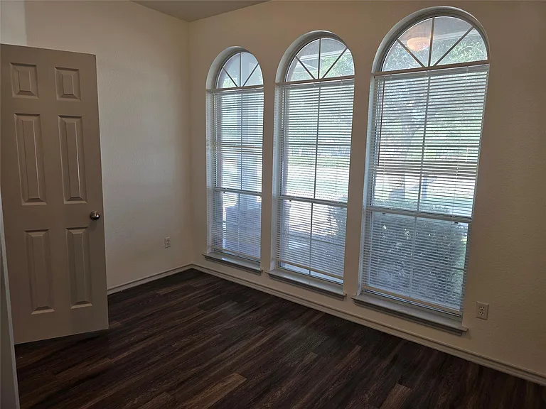 319 Riverwalk Dr — Photo 15
