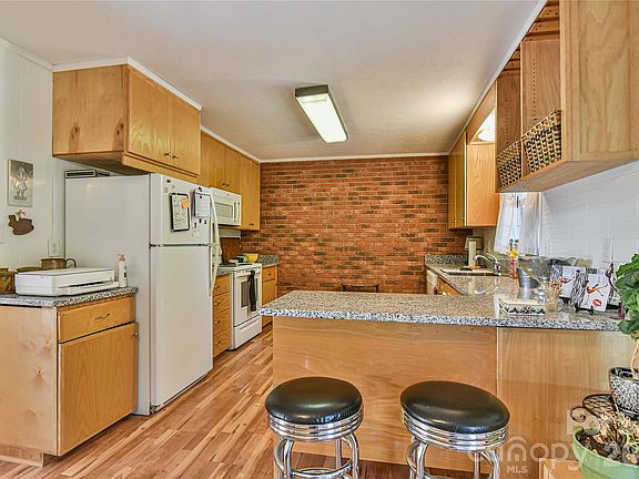 4th image of 2 Adamswood Rd