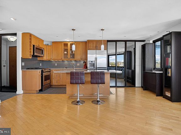 3rd image of 1601 18th St NW APT 1001