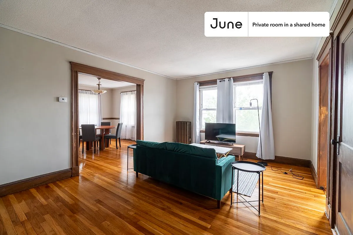 Queen bedroom in 4 bed/1 bath home in Somerville #1890 B — Photo 2