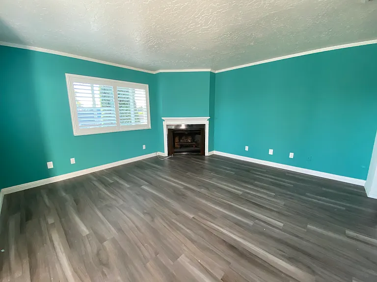 352 E College St — Photo 3