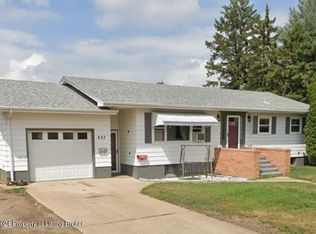 437 2nd St SE, Dickinson, ND 58601