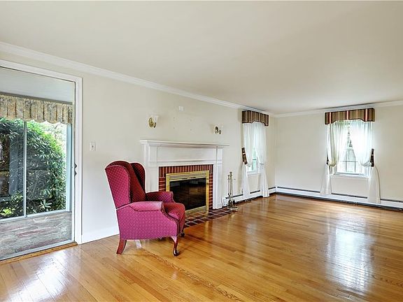 5th image of 4 Stoney Brook Ct