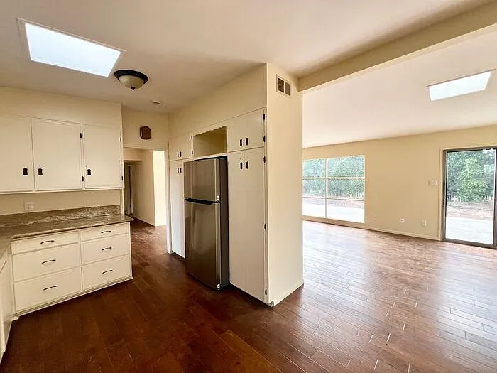 4542 Hidalgo Ave — Photo 3