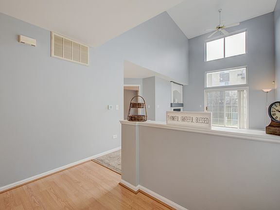 2nd image of 1149 Hawthorne Ln