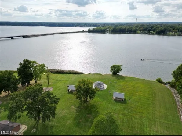 16646 Oakwood Dr, Lake Milton, OH 44429