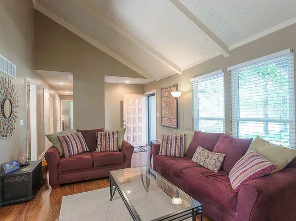 15007 Mission Rd, Leawood, KS 66224