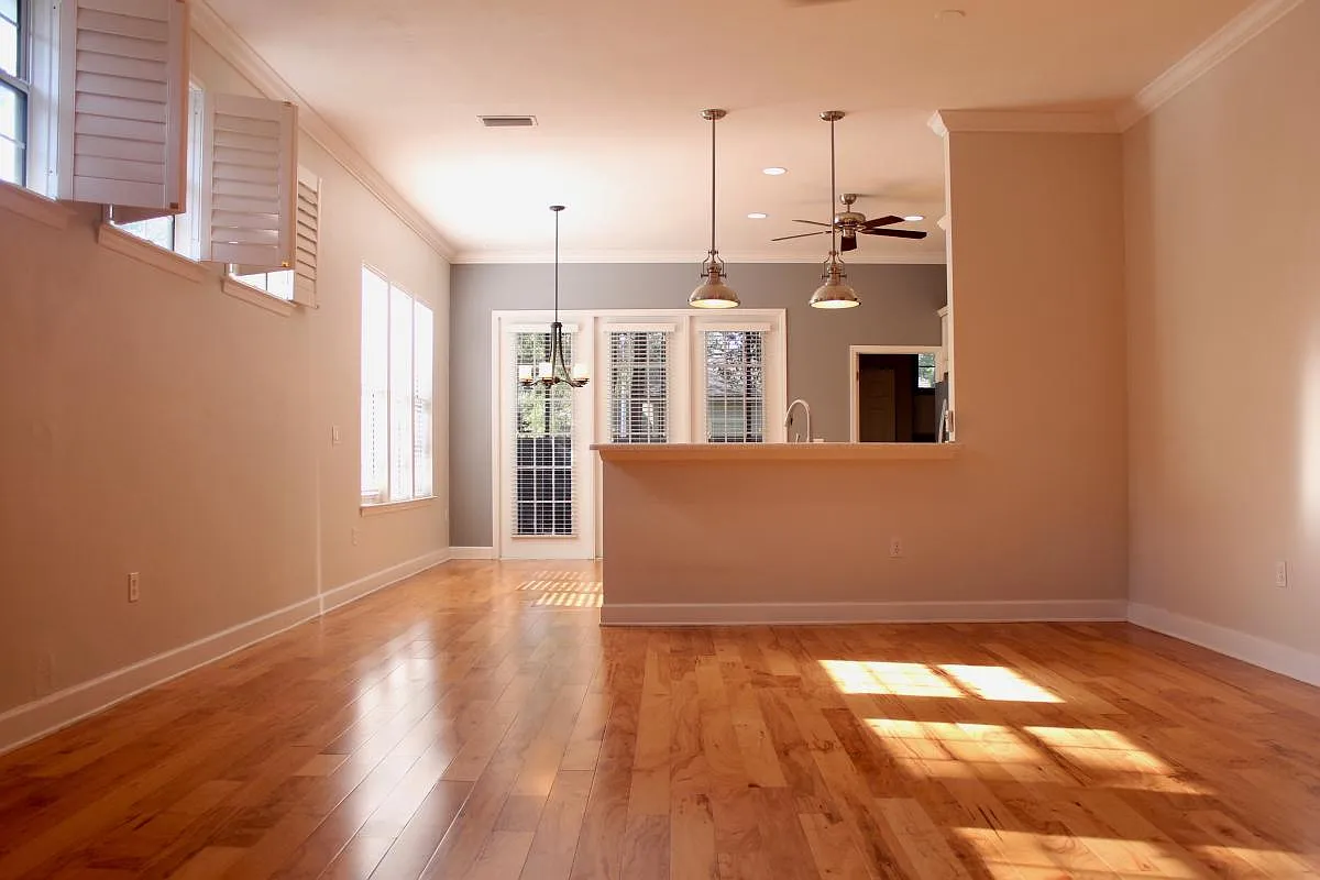 3 bed, 1911 sqft, $2,450 — Photo 3