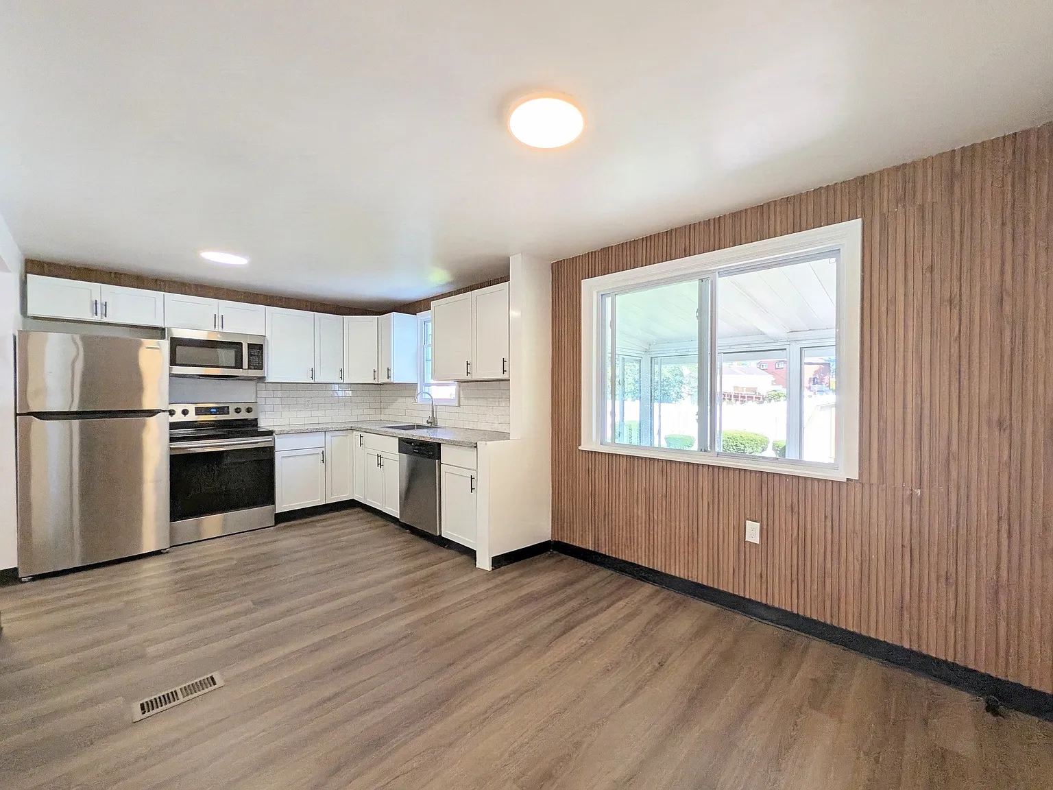 3 bed, 1212 sqft, $1,749 — Photo 2