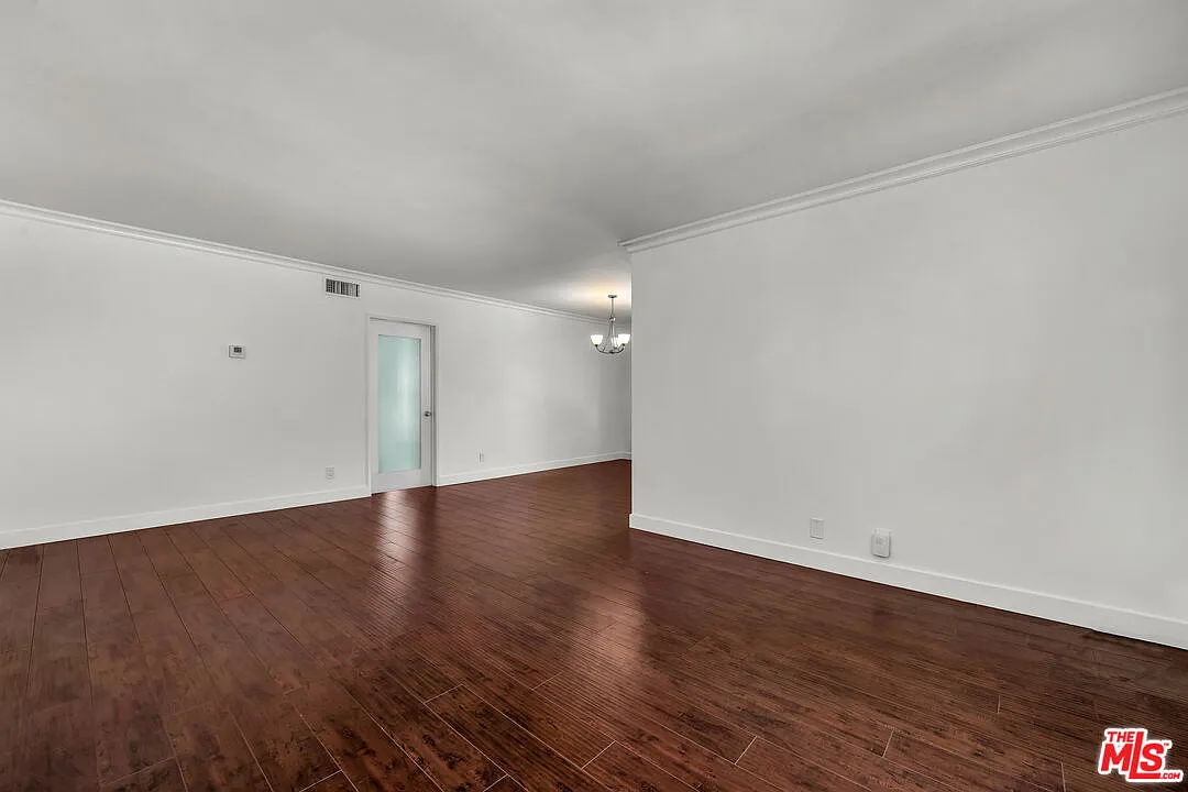 2 bed, 2.0 bath, 1100 sqft, $3,650 — Photo 4