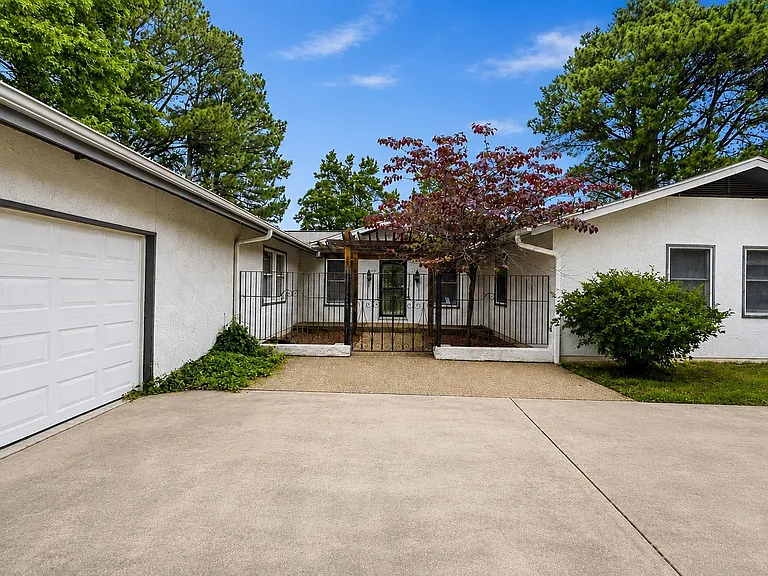 315 E Fairway Ln — Photo 2
