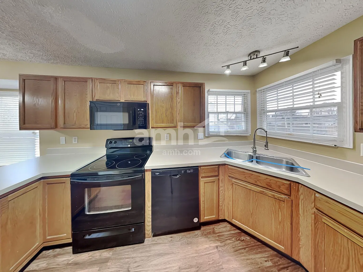 4 bed, 2.5 bath, 1613 sqft, $2,380 — Photo 3