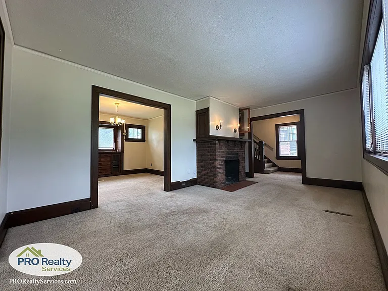 954 Ivy Ave E — Photo 2