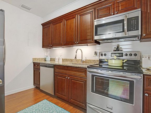 5th image of 409 N D St