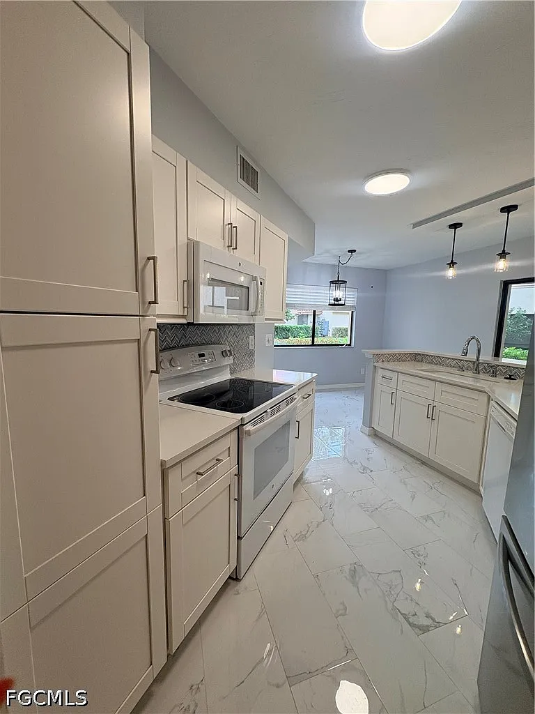 2 bed, 2.0 bath, 1240 sqft, $2,400 — Photo 2
