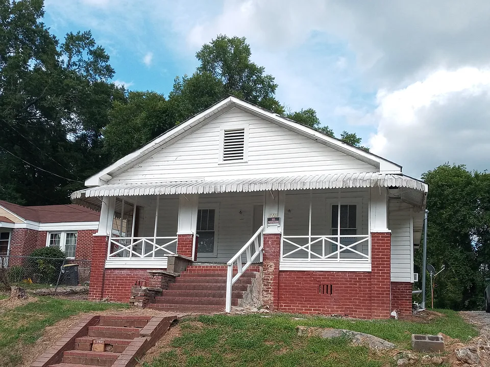 210 Grady Ave NE